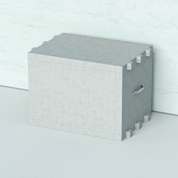 Akkubox in grau vor einer weißen Wand